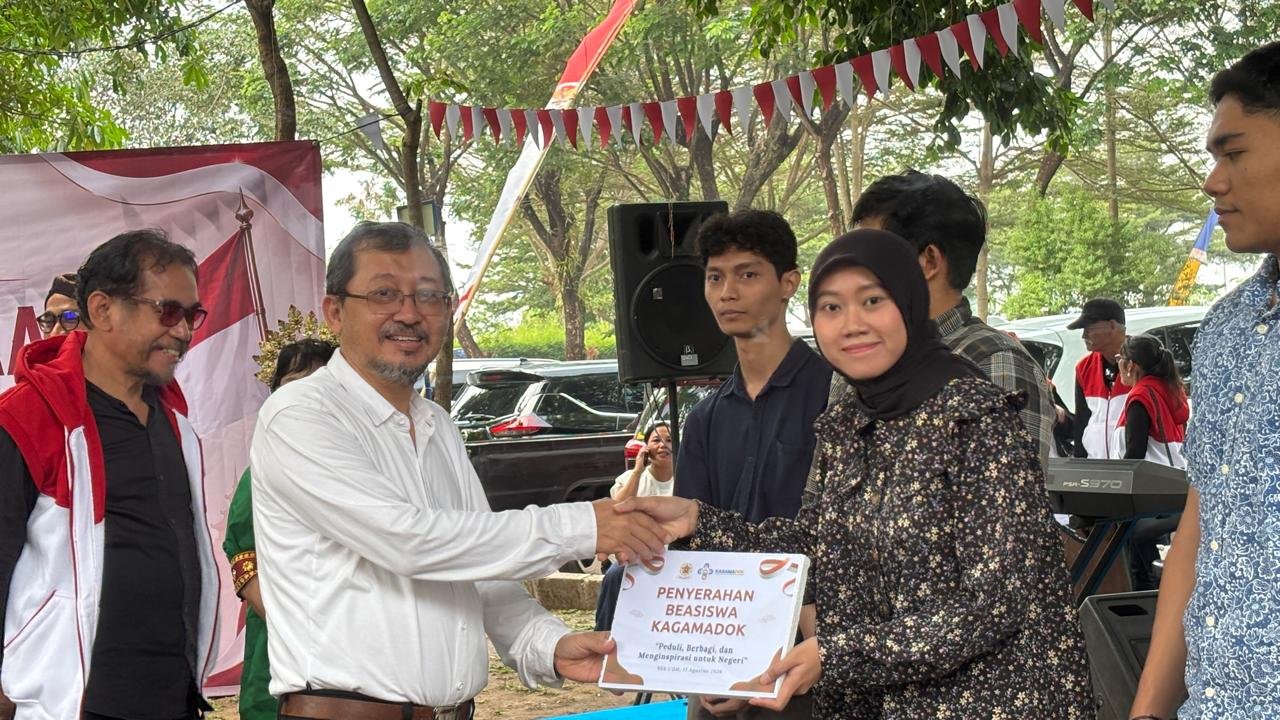 Penyerahan beasiswa KAGAMADOK kepada mahasiswa UGM