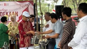 KAGAMADOK menyerahkan beasiswa dan gerobak angkringan tahap II